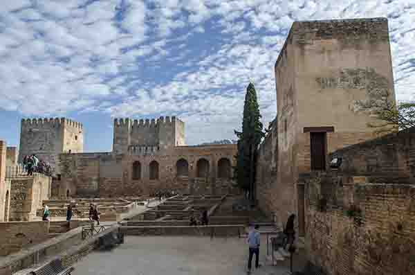 Granada 082 - La Alhambra - Alcazaba - patio de armas.jpg